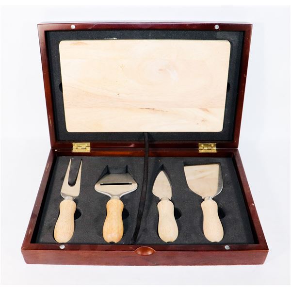 LETHBRIDGE COUNTRY CLUB CHEESE CUTTING SET