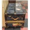 Image 2 : LARGE VINTAGE TRAVEL TRUNK