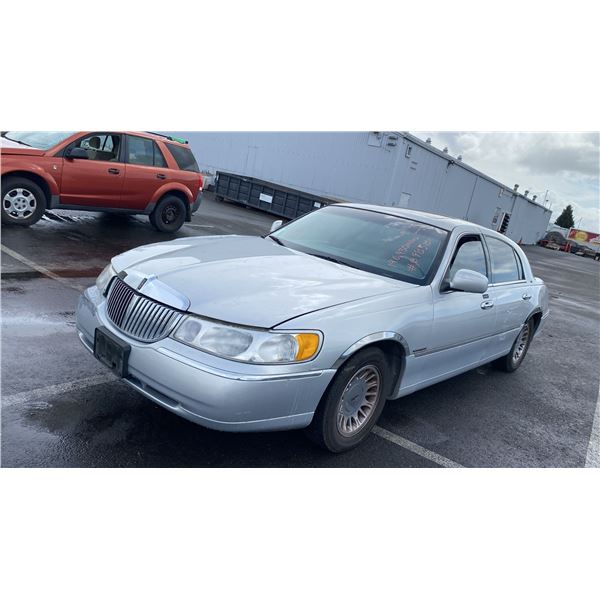2000 Lincoln Town Car