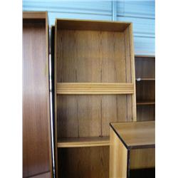 Lot of 2 bookshelves (107)