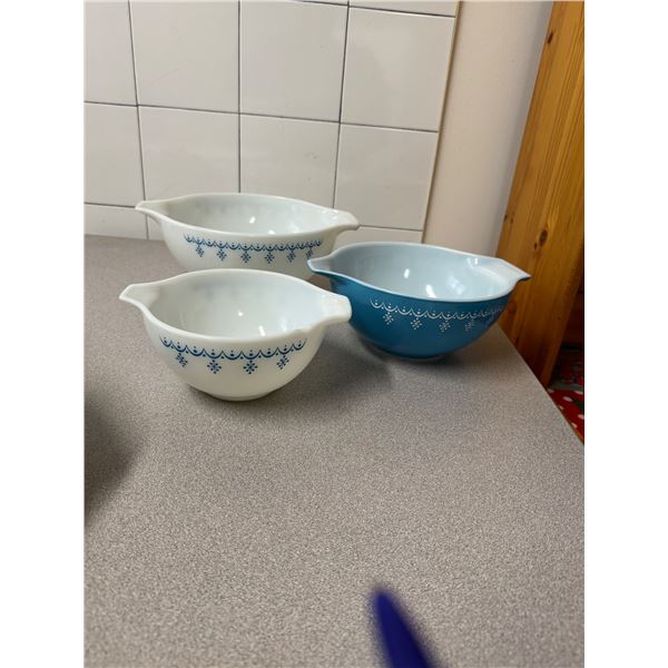 Pyrex nesting bowls one has chip