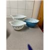 Image 1 : Pyrex nesting bowls one has chip