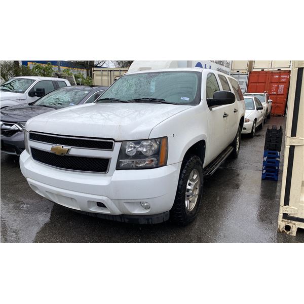 *R* 2011 CHEVROLET SUBURBAN, 4DR SUV, WHITE, VIN 1GNWKLEG9BR124639,