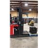 Image 7 : RAYMOND 550-OPC30TT 3 STAGE 3000 LBS CAPACITY 240" MAST HEIGHT 24V ELECTRIC STAND UP ORDER PICKER