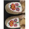 Image 2 : C1940 Very Unusual Cree First Nations Moccasins in Good Condition - Beadwork 