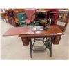 Image 2 : Singer Treadle Sewing Machine