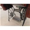 Image 7 : Singer Treadle Sewing Machine