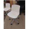 Image 2 : 2 Swivel Rolling Chairs