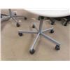 Image 4 : 2 Swivel Rolling Chairs