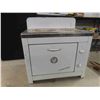 Image 1 : Vintage Canadian Beauty Cottage Stove 120V 12.5" x 21" x 22" 