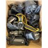 Image 1 : TRAY OF ASSORTED VINTAGE 35MM CAMERAS
