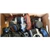 Image 2 : TRAY OF ASSORTED VINTAGE 35MM CAMERAS