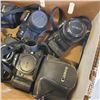 Image 2 : TRAY OF ASSORTED VINTAGE 35MM CAMERAS