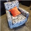 Image 1 : ARM CHAIR W/ THROW PILLOW