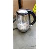 Image 2 : INSIGNIA 1.7L GLASS ELECTRIC KETTLE - TESTED WORKING, RETAIL $49