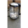 Image 3 : INSIGNIA 1.7L GLASS ELECTRIC KETTLE - TESTED WORKING, RETAIL $49