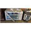 Image 2 : BLACK AND DECKER 6-SLICE AIR FRYER TOASTER OVEN AS NEW BUT BROKEN HANDLE, INSTANT DUAL POD PLUS SING