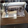 Image 2 : VINTAGE CASED SINGER SEWING MACHINE, WORKING