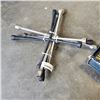Image 1 : 4 TIRE LUG WRENCHES