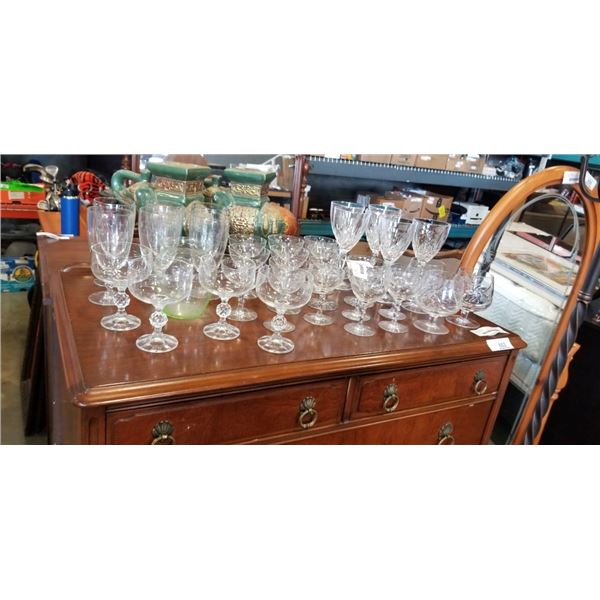 LOT OF GLASS AND CRYSTAL WARE