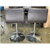 Image 2 : 2 BROWN GAS LIFT BAR STOOLS