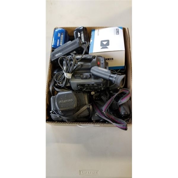 BOX OF ASSORTED 35MM CAMERAS AND DIGITAL CAMERAS, ETC