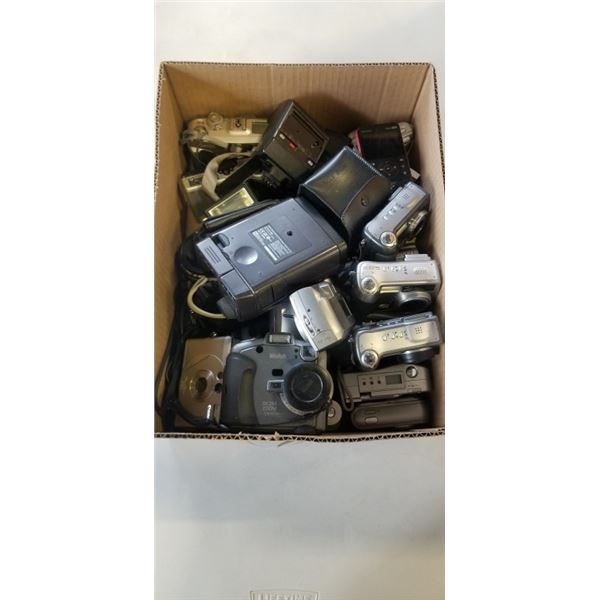 BOX OF ASSORTED 35MM CAMERAS AND DIGITAL CAMERAS