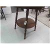 Image 3 : Solid Oak Round Table 26'' W x 29'' Tall