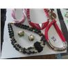 Image 2 : 5 Costume Jewelery Necklaces 