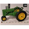 Image 1 : John Deere tractor.
