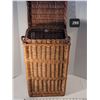 Image 1 : Wicker laundry hamper.