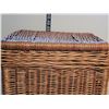 Image 3 : Wicker laundry hamper.