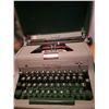 Image 1 : Vintage Royal Manual Quiet Deluxe Typewriter with Case (Lot 1011)