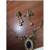 Image 5 : Vintage green rhinestone clip on earrings and necklace