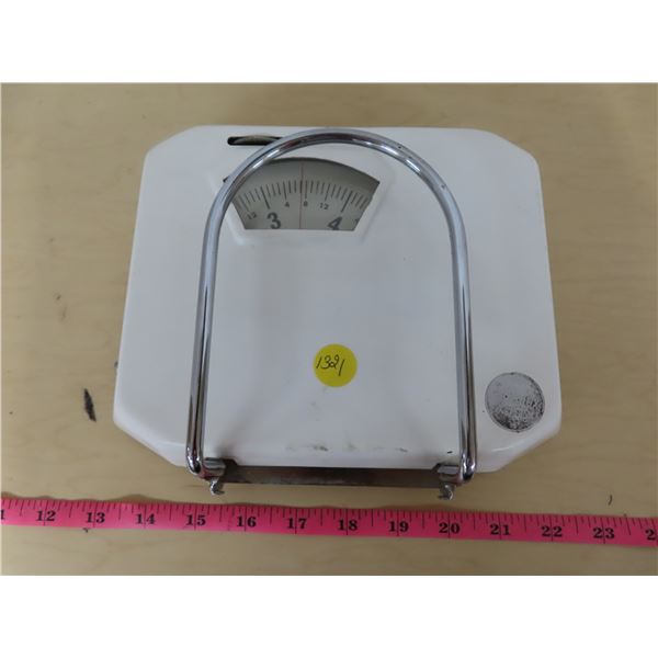 Vintage wall mount scale - Schmalz Auctions