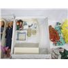 Image 5 : Vintage 1980 Barbie Fashion Doll Trunk with 3 Barbies and Clothing