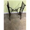 Image 1 : Singer - Cast iron sewing machine base