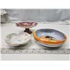 Image 2 : 3 decorative dishes - 2 plates and raised serving dish