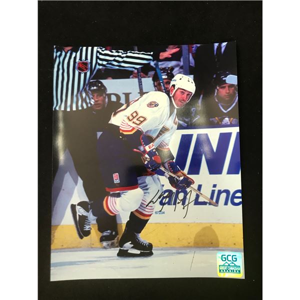 WAYNE GRETZKY SIGNED 8 X 10 (GCG HOLO)