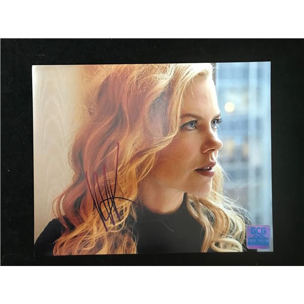 NICOLE KIDMAN SIGNED 8 X 10 (GCG HOLO)