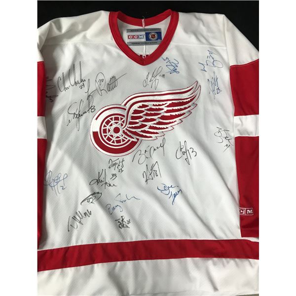 DETROIT RED WINGS STANLEY CUP CHAMPIONS TEAM SIGNED JERSEY (JSA LOA) HULL, CHELIOS,OSGOOD..