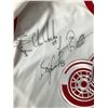 Image 4 : DETROIT RED WINGS STANLEY CUP CHAMPIONS TEAM SIGNED JERSEY (JSA LOA) HULL, CHELIOS,OSGOOD..