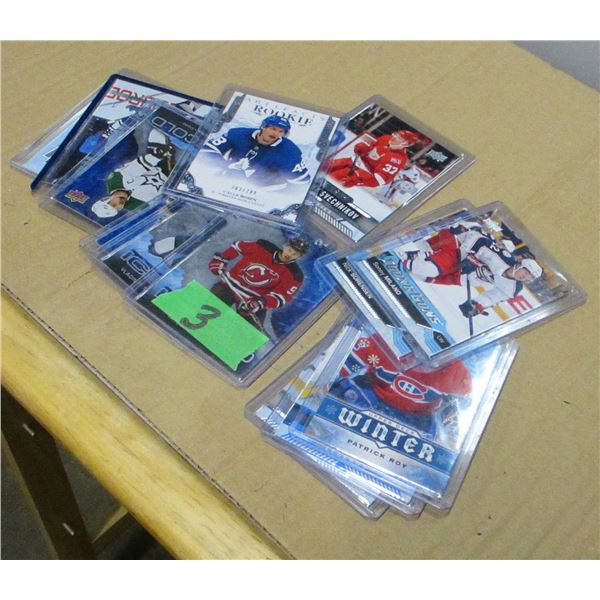 COLLECTIBLE:  BUNDLE OF HOCKEY CARDS