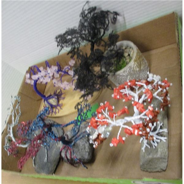 COLLECTIBLE:  BOX C/W 5 PIECES OF TREE WIRE ART