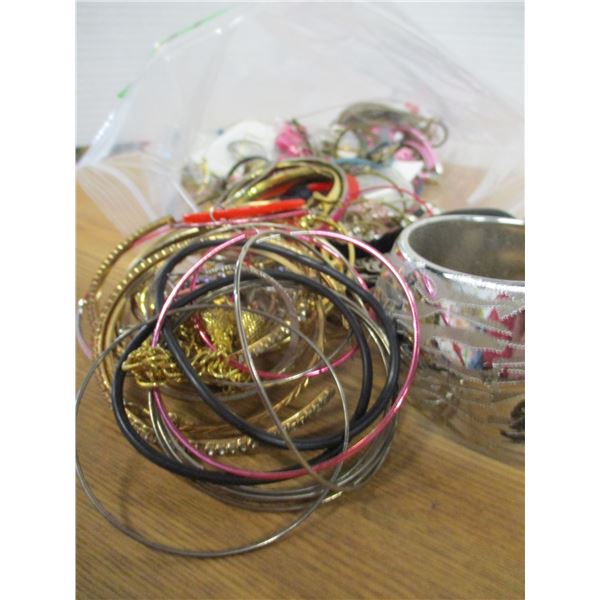 BAG C/W ASSORTED JEWELRY