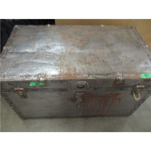 COLLECTIBLE:  OLD STEAMER TRUNK C/W TRAY