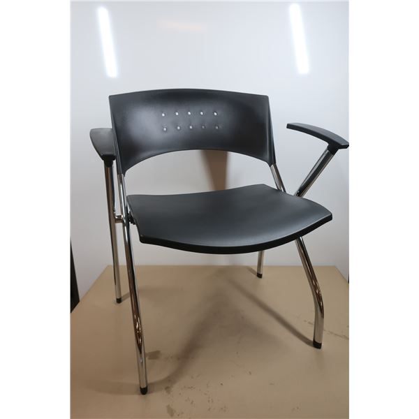 CHAISE EN CHROME ET PLASTIQUE NOIRE