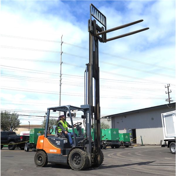 (866782) 2014 Doosan G30P-5 Forklift w/ 6-Foot Forks (Starts & Runs - See Video)