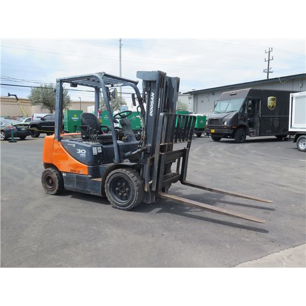 (866810) 2014 Doosan D30S-5 Forklift (Starts & Runs, Forks Inoperable, See Video)