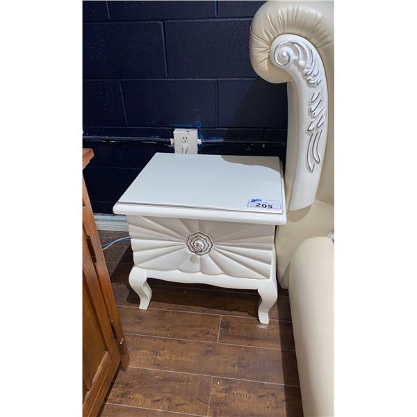 PAIR OF NIGHTSTANDS